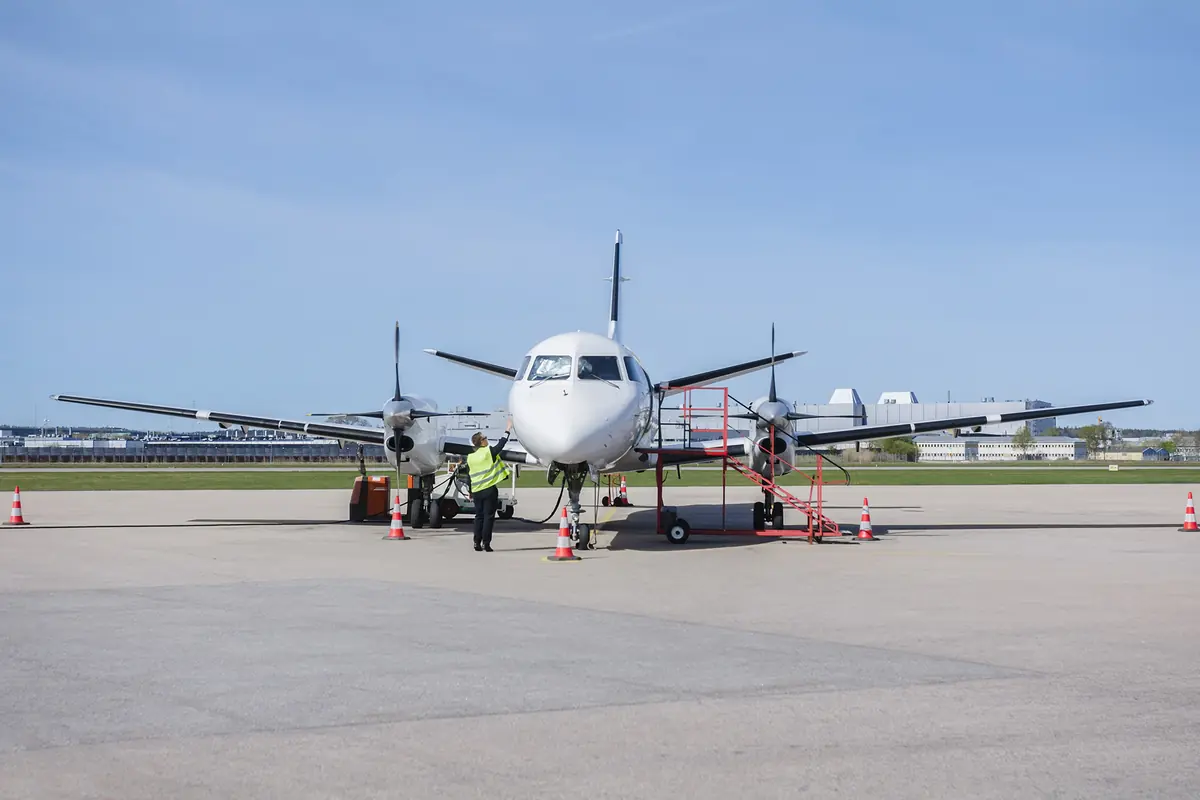 Aircraft on the apron with ground crew