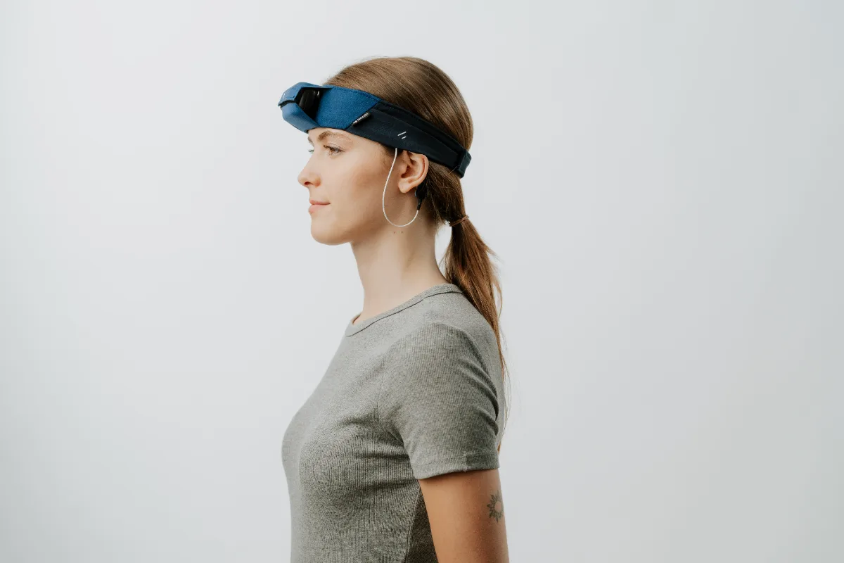 Person wearing the Bitbrain Ikon Sleep EEG headband